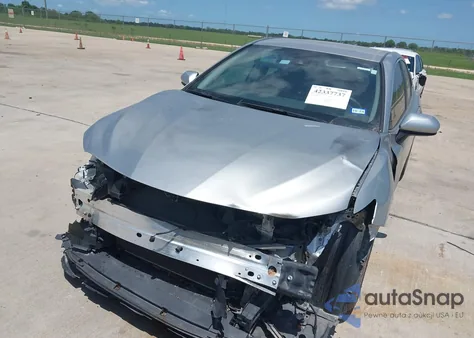 2022 Toyota Camry Le z USA, uszkodzony, nr VIN 4T1C11AK0NU627812